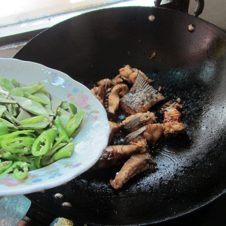 扁豆煮鱼步骤9
