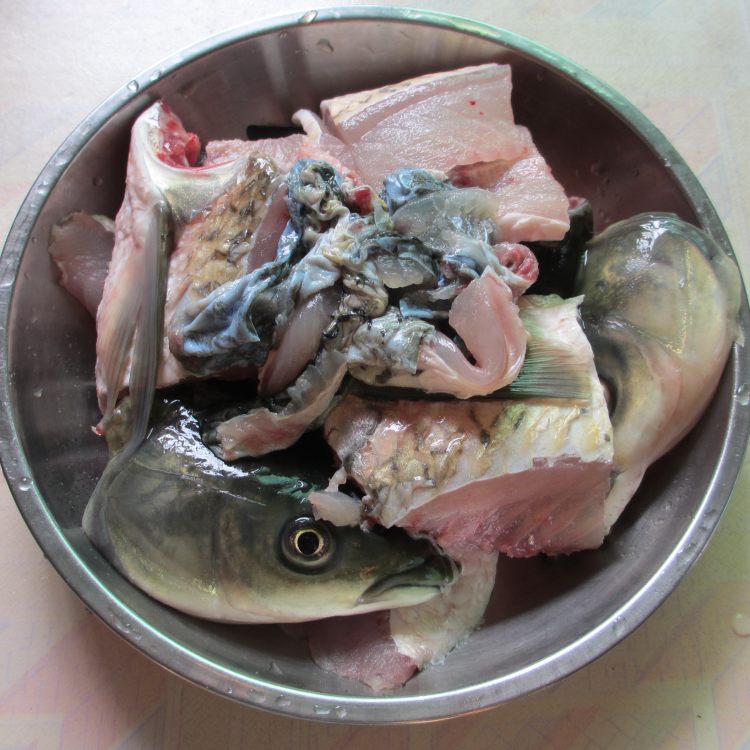 酸菜煮鱼步骤1