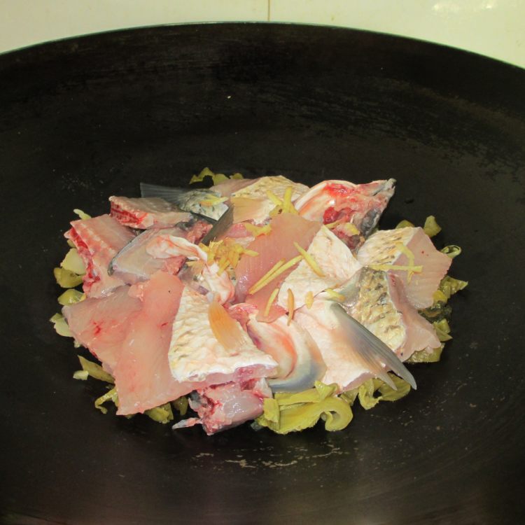酸菜煮鱼步骤5