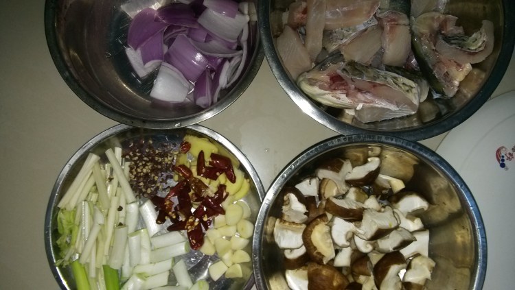 洋葱香菇鱼煲步骤1