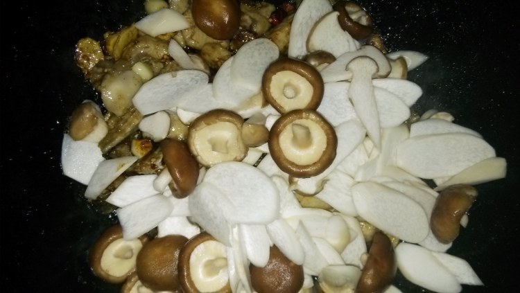 菌类红烧鱼步骤6