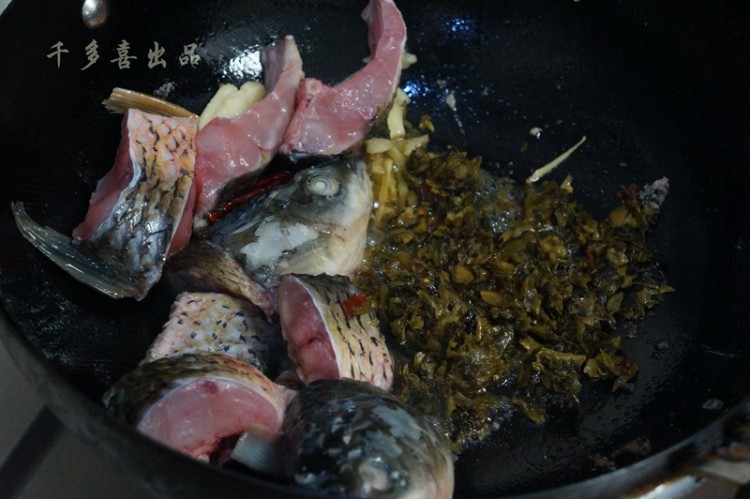 酸菜焖鱼步骤5