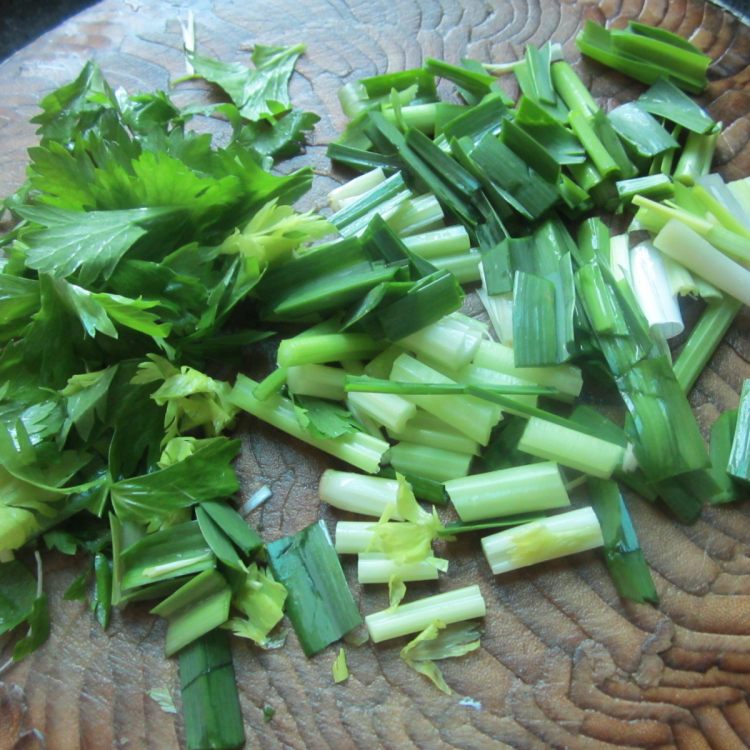 香芹大蒜鱼汤香锅步骤2