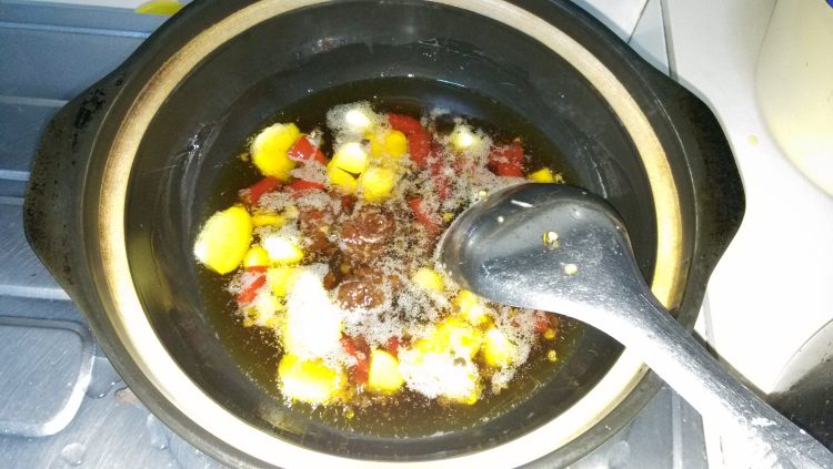 砂锅香菇鱼块煲步骤3