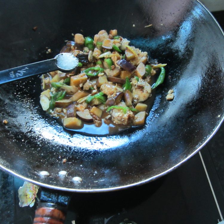 鲜茄子煮鱼步骤12