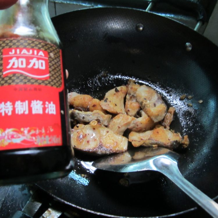 萝卜丝煮鱼步骤4