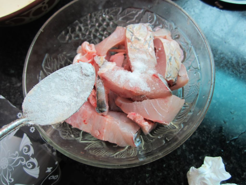 大蒜煮鱼步骤3