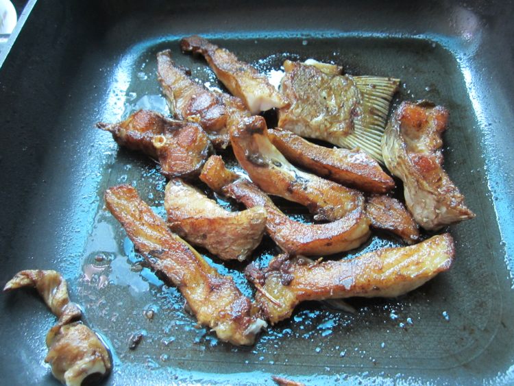 大蒜煮鱼步骤7