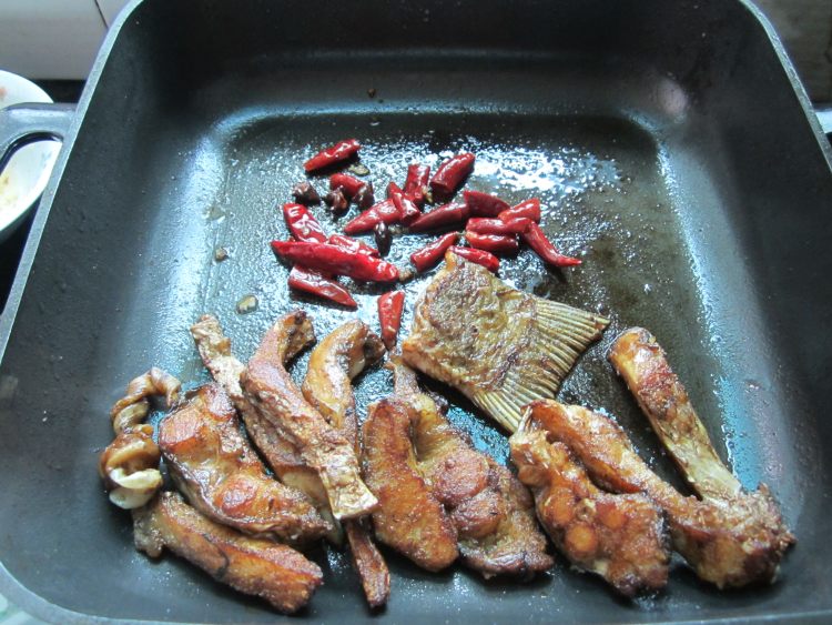 大蒜煮鱼步骤8