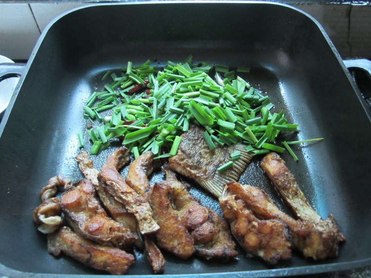 大蒜煮鱼步骤9