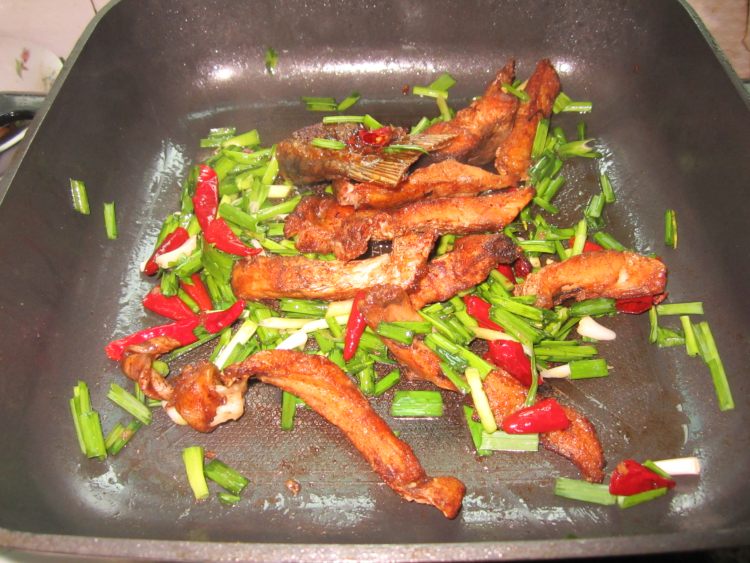 大蒜煮鱼步骤10