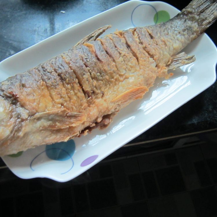 酥全鱼步骤7