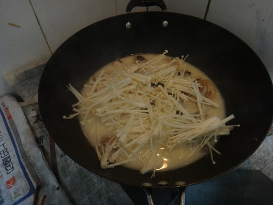 金针菇草鱼汤步骤11