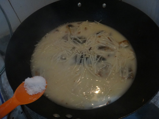 金针菇草鱼汤步骤13