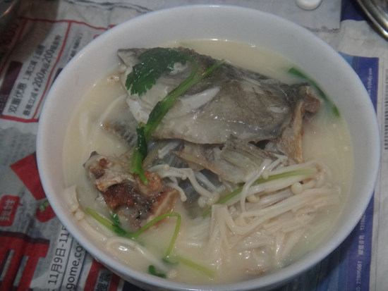 金针菇草鱼汤步骤16
