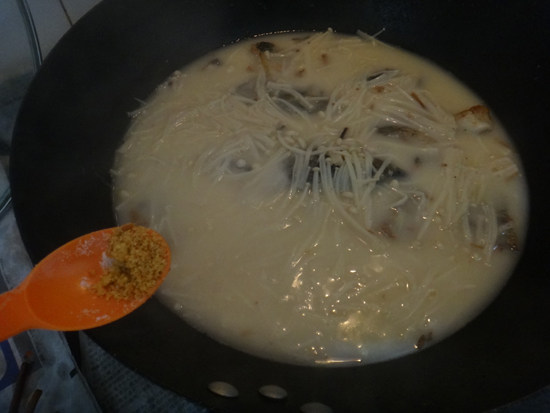 金针菇草鱼汤步骤14