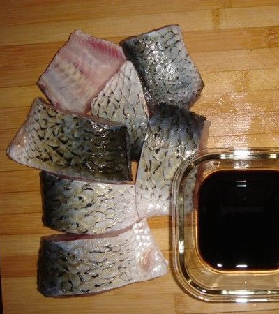 木耳豆腐炖全鱼步骤1