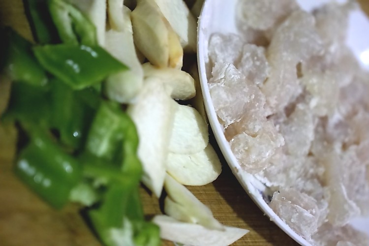 青椒鲍菇鱼块步骤3