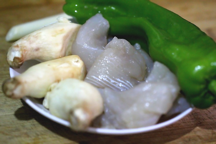 青椒鲍菇鱼块步骤1