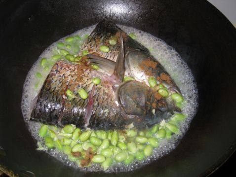 鲜黄豆焖鱼步骤6