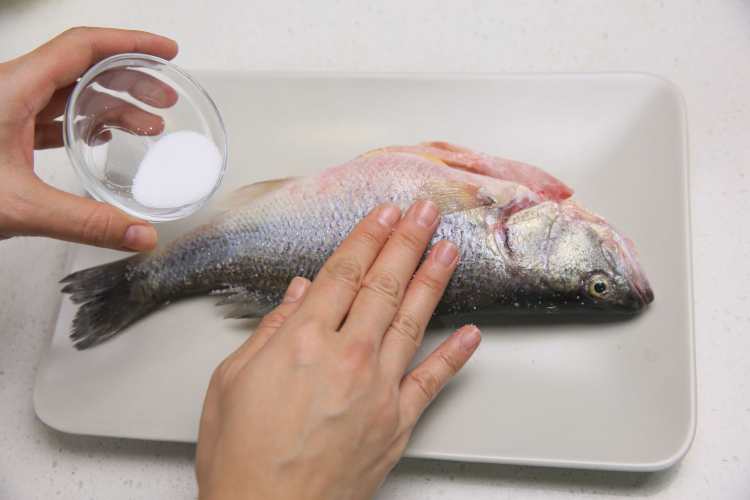 daogrs食谱之清蒸鲈鱼步骤3