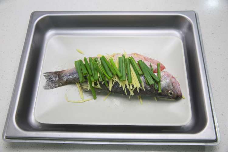 daogrs食谱之清蒸鲈鱼步骤6