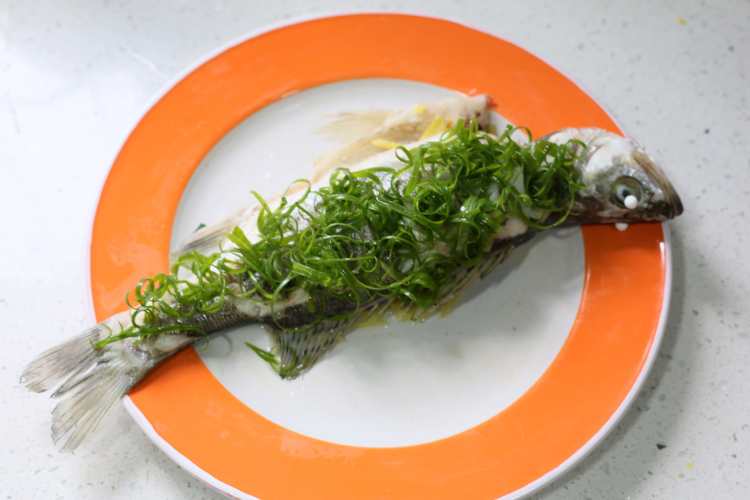 daogrs食谱之清蒸鲈鱼步骤12