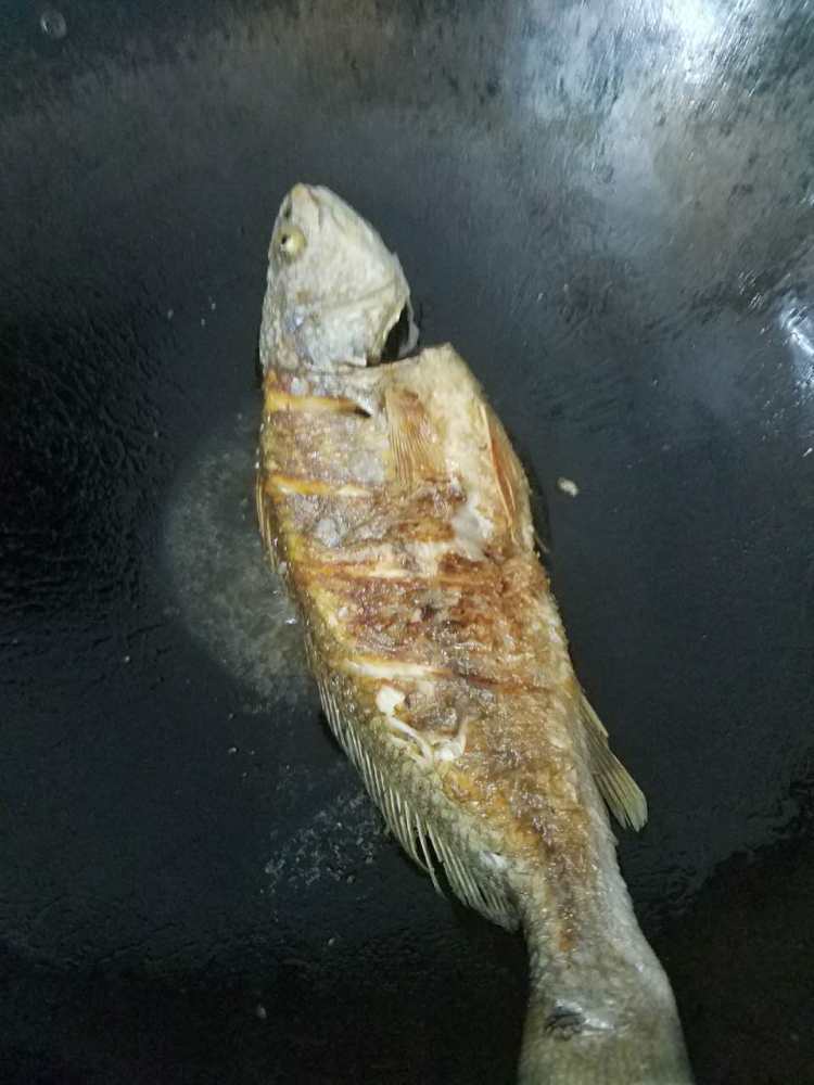 紫苏焖鲈鱼步骤5