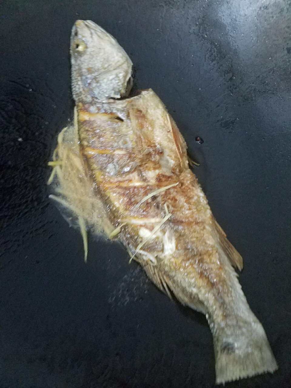 紫苏焖鲈鱼步骤6
