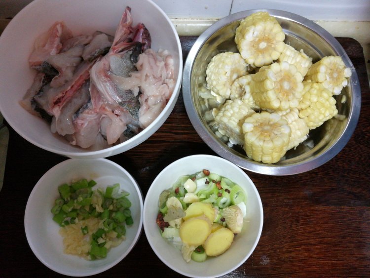 鲈鱼炖玉米步骤2