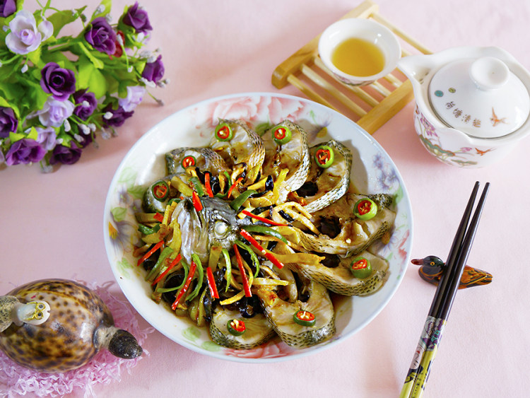 榨菜蒸鲈鱼步骤9
