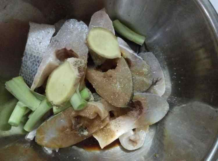 椒盐鲈鱼步骤2