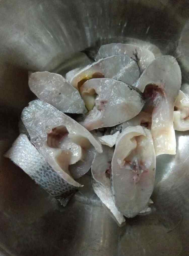 椒盐鲈鱼步骤1