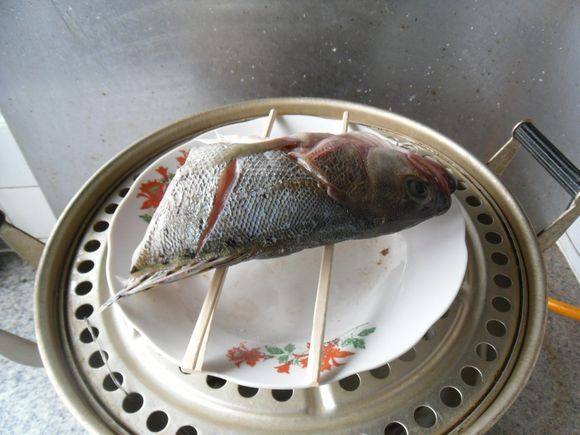 蒜油鲈鱼步骤6