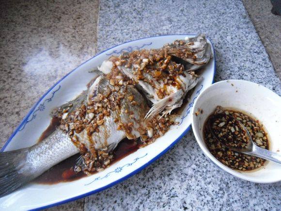 蒜油鲈鱼步骤13