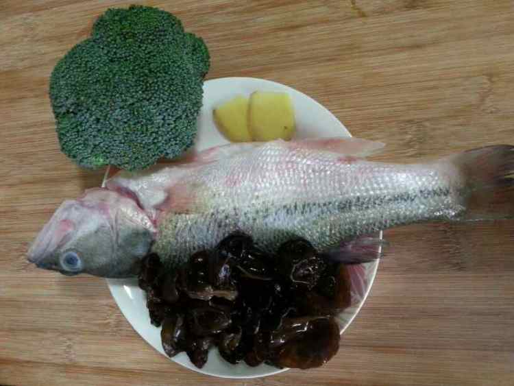 鲈鱼木耳西兰花汤步骤1