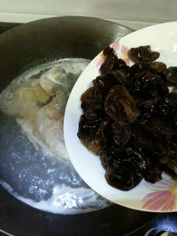 鲈鱼木耳西兰花汤步骤5
