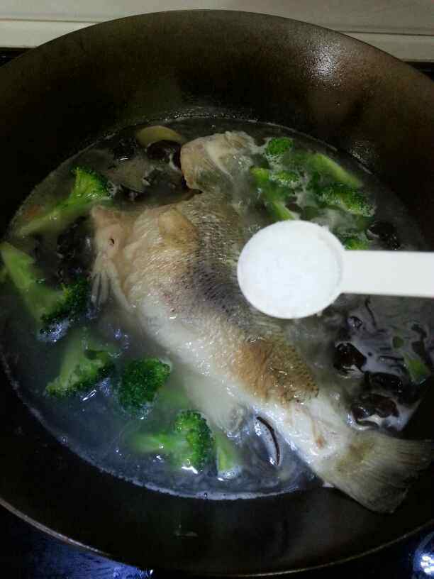 鲈鱼木耳西兰花汤步骤7