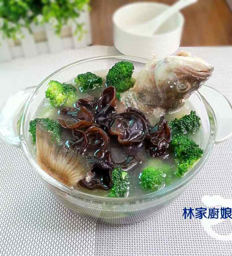 鲈鱼木耳西兰花汤步骤9