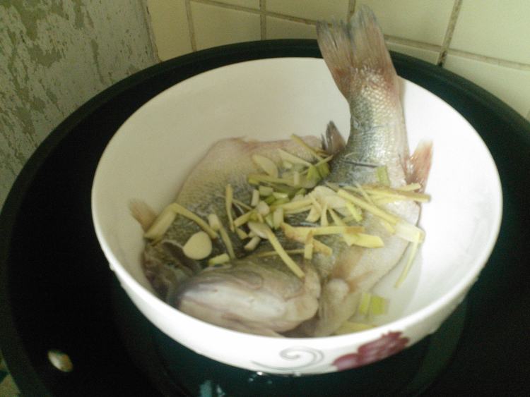 清炖鲈鱼步骤3