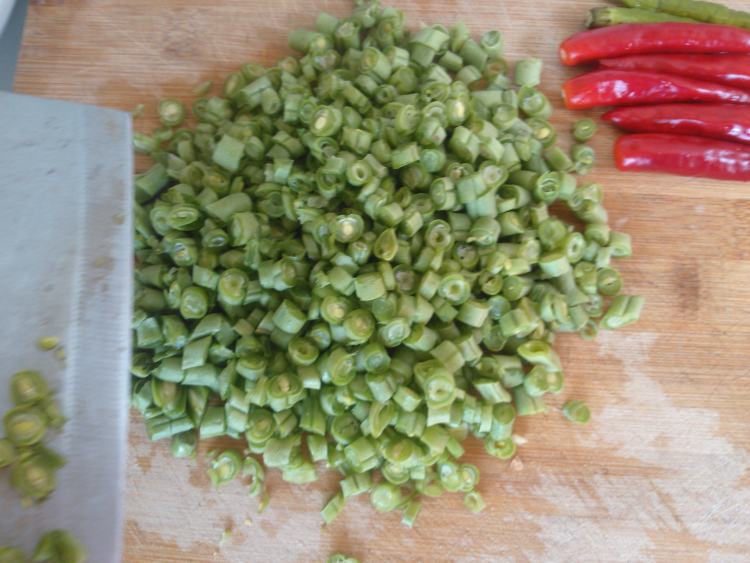 草菇炖鲈鱼步骤3