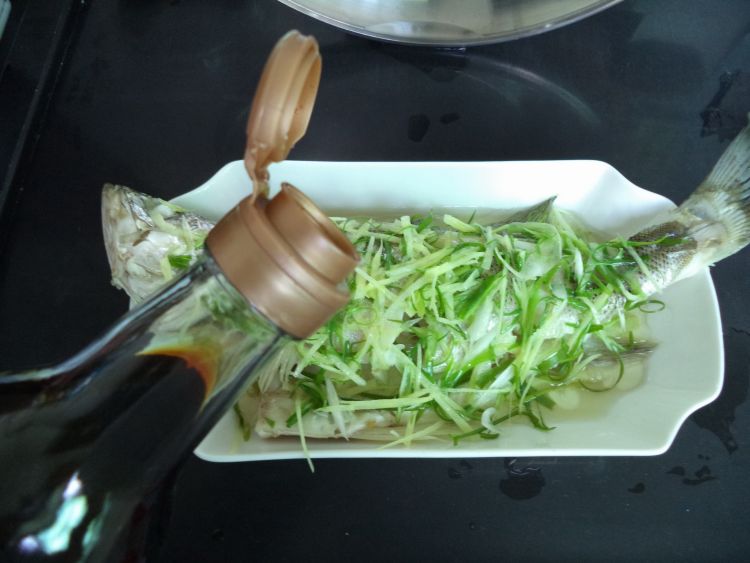 舌尖2美食 清蒸鲈鱼步骤12