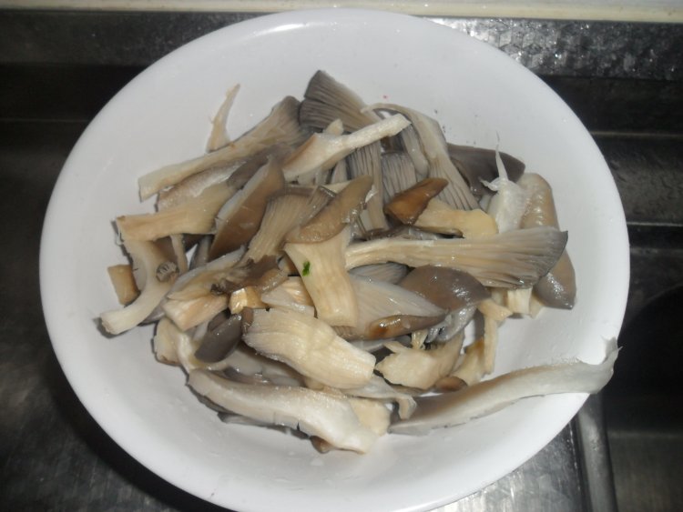 平菇鲈鱼步骤2