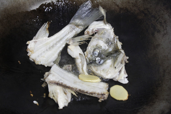 鲈鱼煮饭步骤3