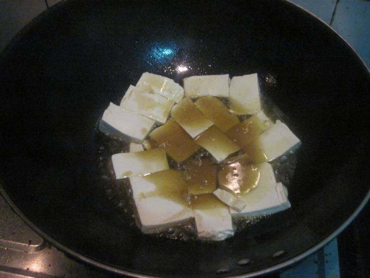 豆腐炒鲈鱼步骤4