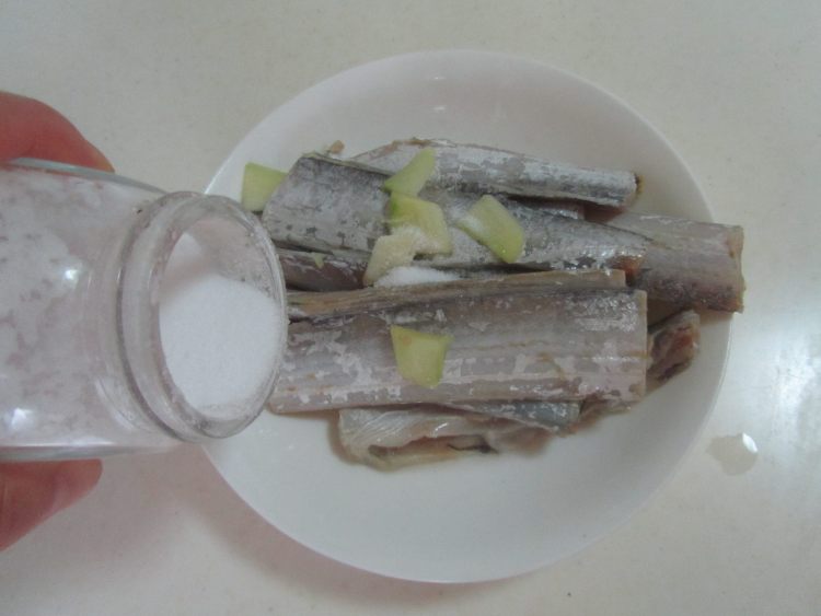 干炸带鱼步骤1