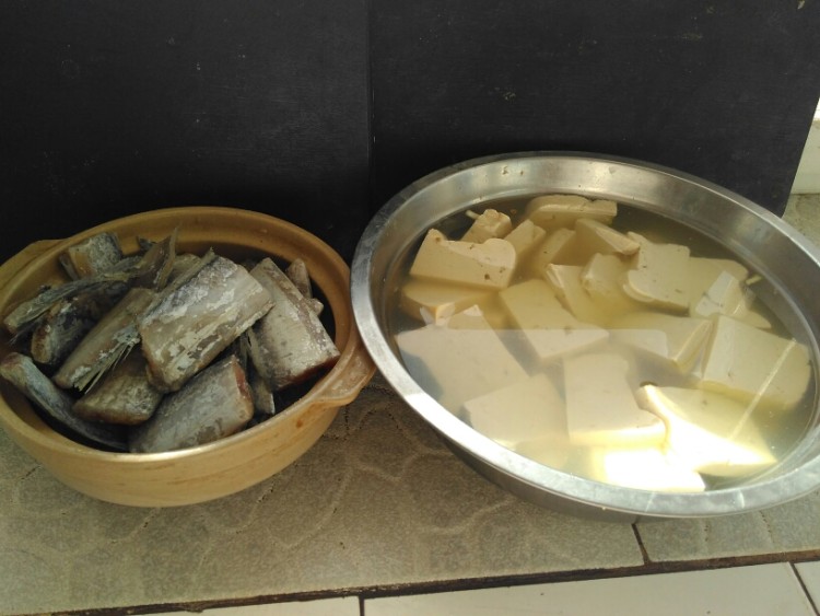 腊八蒜带鱼烧豆腐步骤1