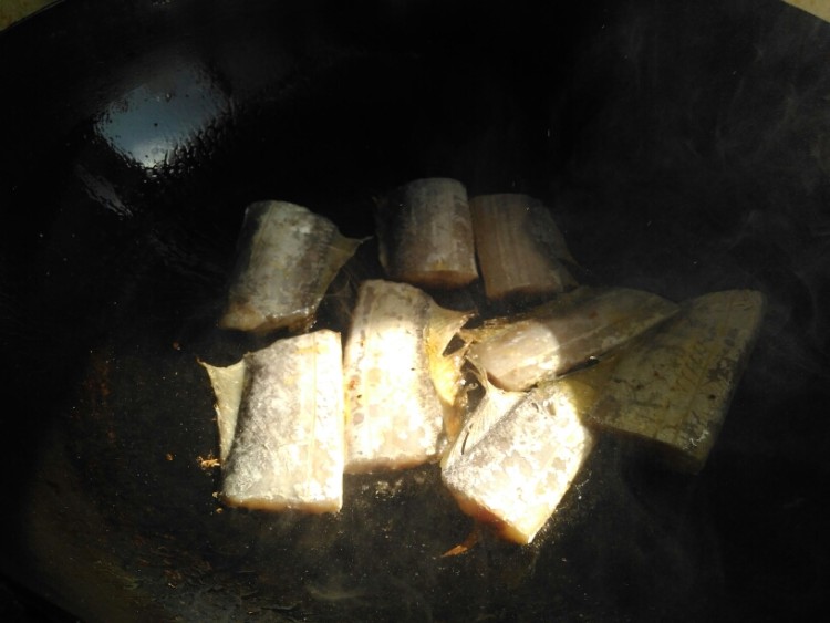 腊八蒜带鱼烧豆腐步骤3