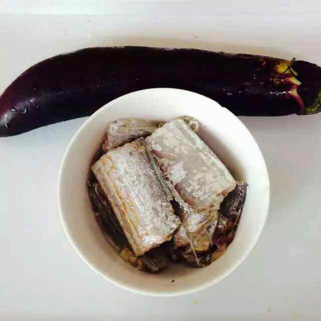 红烧茄子配刀鱼步骤1