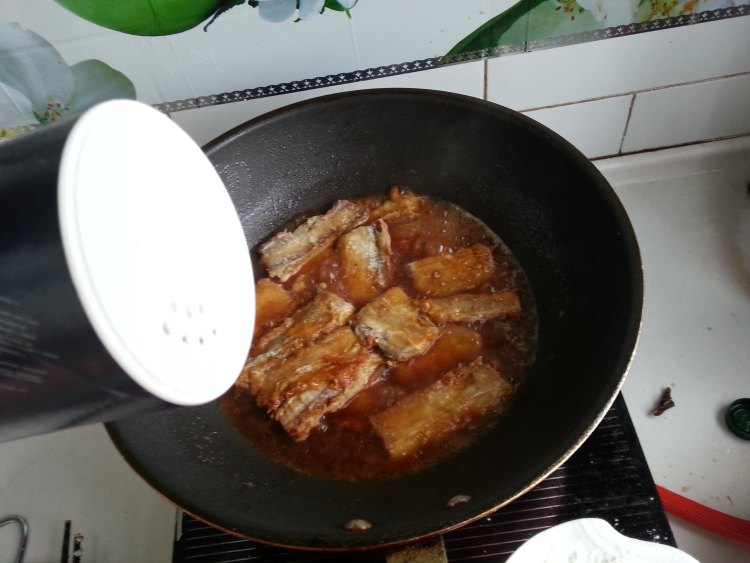 啤酒炖带鱼步骤6